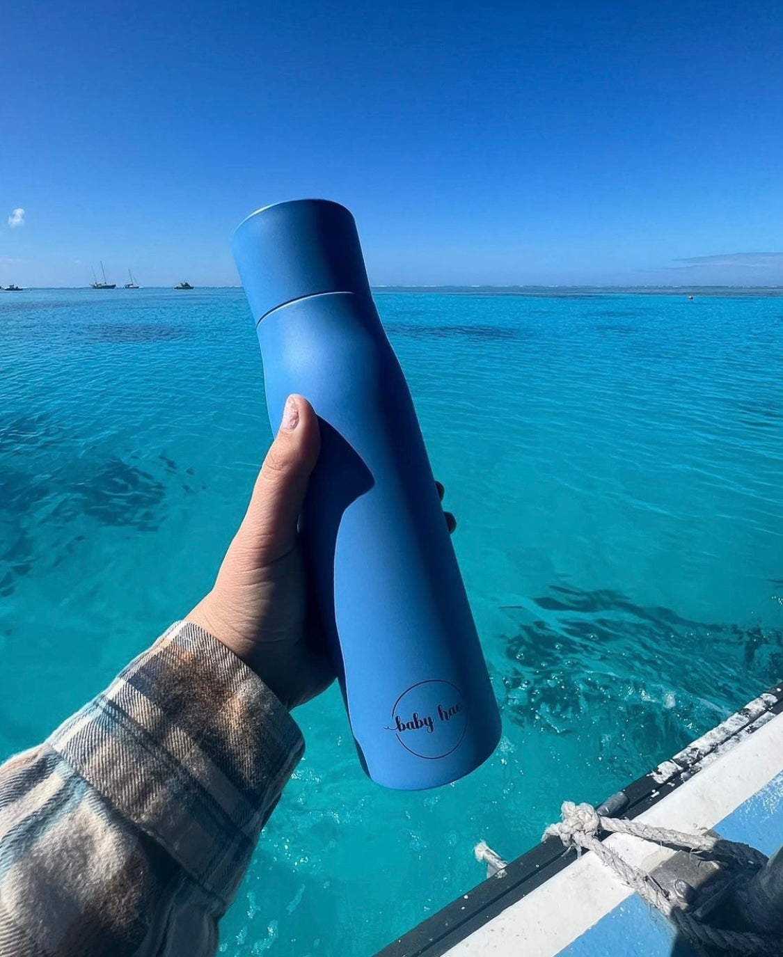 Blue Insulated purifying water bottle with LED temperature display lid, smart reminder to drink function, and self-cleaning technology. Stay refreshed with innovative features for an upgraded hydration experience - perfect for professionals, fitness enthusiasts, and on-the-go individuals. Insulated purifying water bottle, keeping water cold and fresh. UV Technology. Smart water bottle.