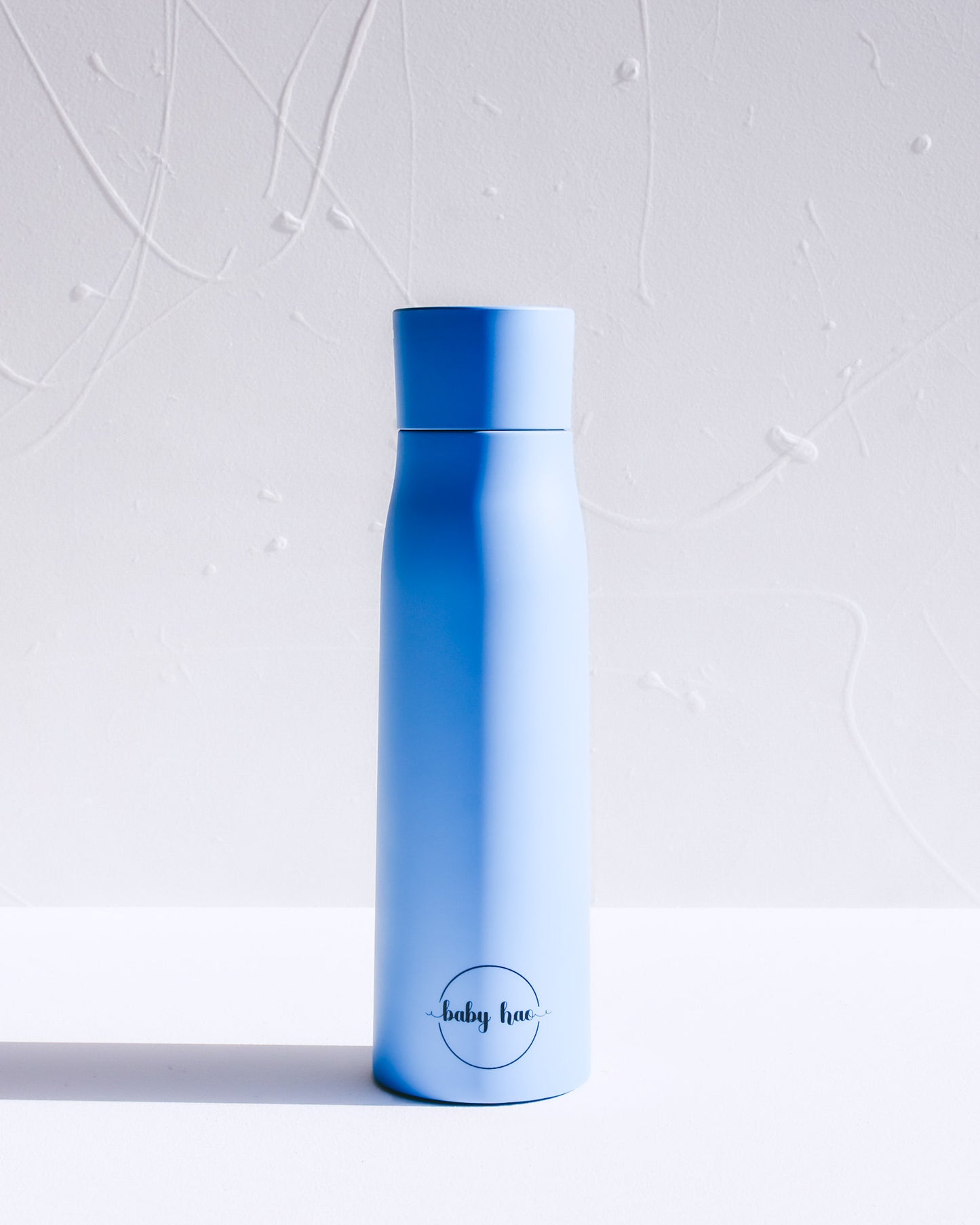 Blue Insulated purifying water bottle with LED temperature display lid, smart reminder to drink function, and self-cleaning technology. Stay refreshed with innovative features for an upgraded hydration experience - perfect for professionals, fitness enthusiasts, and on-the-go individuals. Insulated purifying water bottle, keeping water cold and fresh. UV Technology. Smart water bottle.