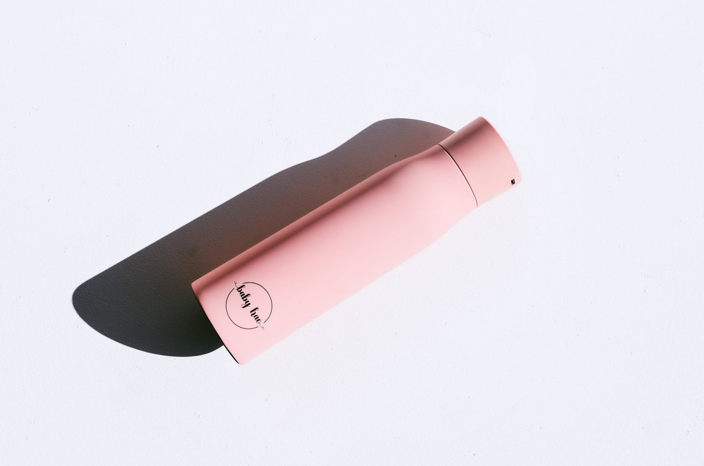 Pink Insulated purifying water bottle with LED temperature display lid, smart reminder to drink function, and self-cleaning technology. Stay refreshed with innovative features for an upgraded hydration experience - perfect for professionals, fitness enthusiasts, and on-the-go individuals. Insulated purifying water bottle, keeping water cold and fresh. UV Technology. Smart water bottle.