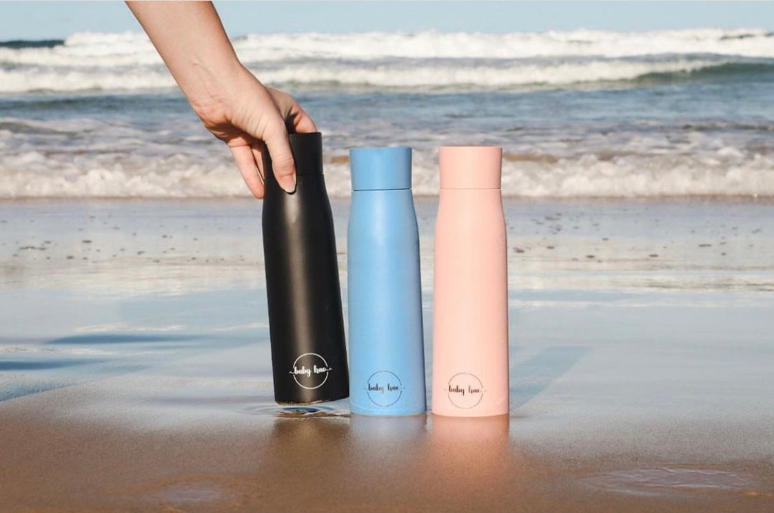 Black Insulated purifying water bottle with LED temperature display lid, smart reminder to drink function, and self-cleaning technology. Stay refreshed with innovative features for an upgraded hydration experience - perfect for professionals, fitness enthusiasts, and on-the-go individuals. Insulated purifying water bottle, keeping water cold and fresh. UV Technology. Smart water bottle. 