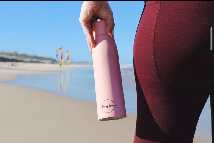 Pink Insulated purifying water bottle with LED temperature display lid, smart reminder to drink function, and self-cleaning technology. Stay refreshed with innovative features for an upgraded hydration experience - perfect for professionals, fitness enthusiasts, and on-the-go individuals. Insulated purifying water bottle, keeping water cold and fresh. UV Technology. Smart water bottle. 